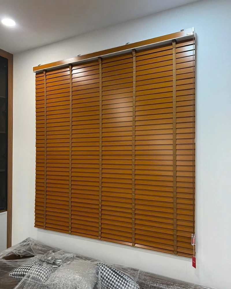 Rèm sáo gỗ cho cửa sổ gọn gàng, thanh lịch